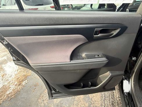 Used 2023 Toyota Highlander LE image 15