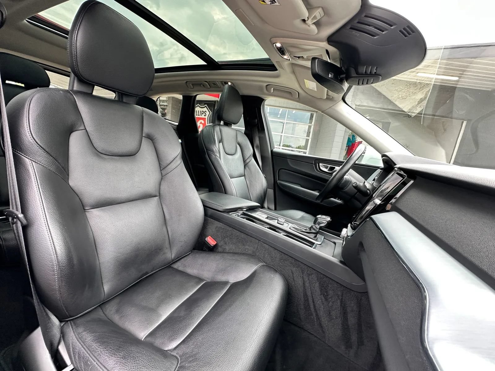Used 2018 Volvo XC60 T5 Momentum w/ Vision Package AWD/4WD image 23