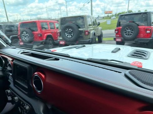 Used 2018 Jeep Wrangler Unlimited Rubicon w/ Cold Weather Group AWD/4WD image 24