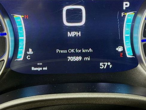 Used 2023 Chrysler Pacifica Touring-L image 12