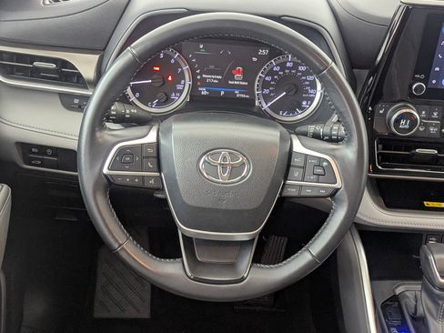 Used 2023 Toyota Highlander XLE image 16