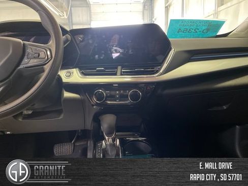 Used 2025 Chevrolet Trax LT FWD image 20