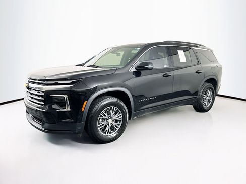 Used 2025 Chevrolet Traverse LT image 3