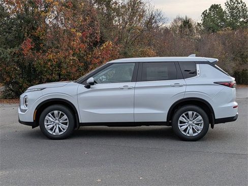 New 2025 Mitsubishi Outlander ES image 6