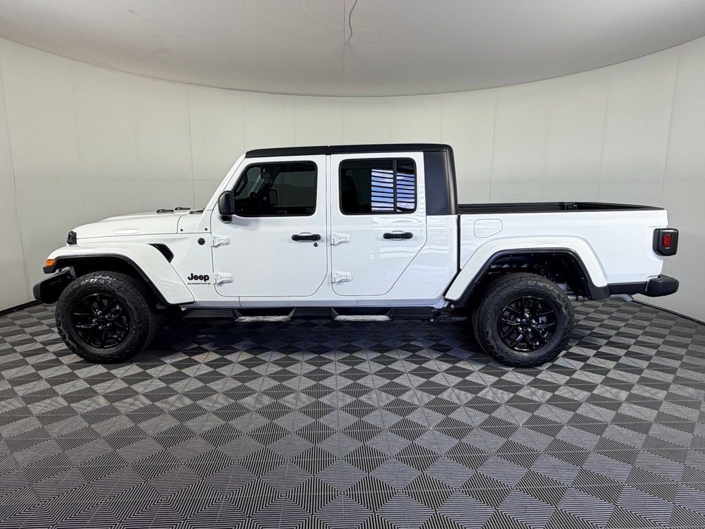Used 2023 Jeep Gladiator Sport AWD/4WD image 11