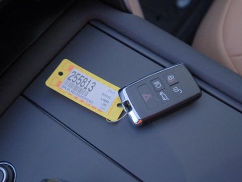 Used 2025 Land Rover Discovery Dynamic SE AWD/4WD image 28