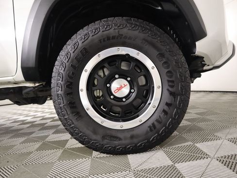 Used 2017 Toyota Tacoma TRD Off-Road image 31