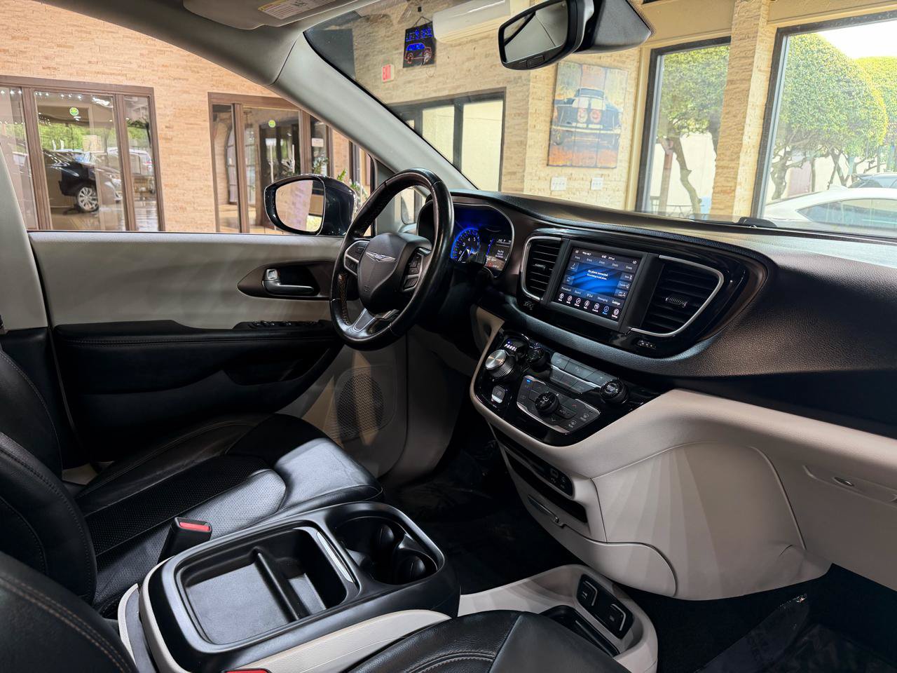 Used 2019 Chrysler Pacifica Touring-L FWD image 12