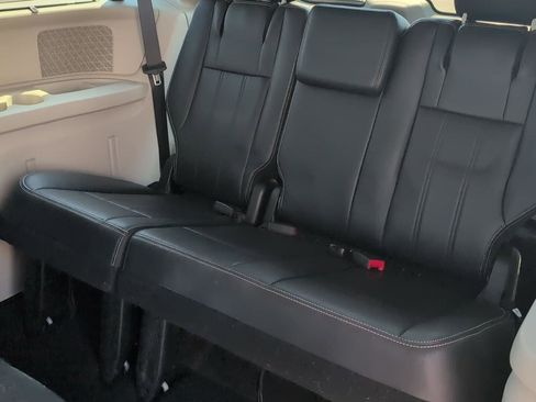 Used 2015 Chrysler Town & Country Touring-L w/ Driver Convenience Group image 12