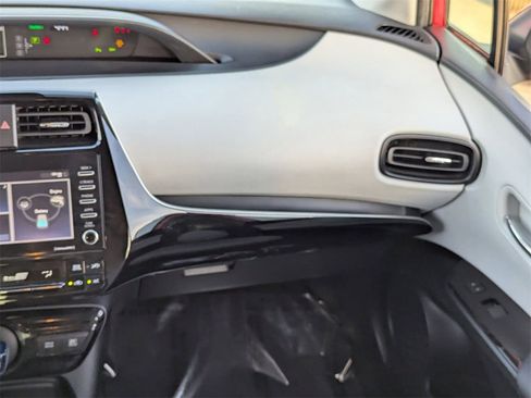 Used 2022 Toyota Prius LE image 15