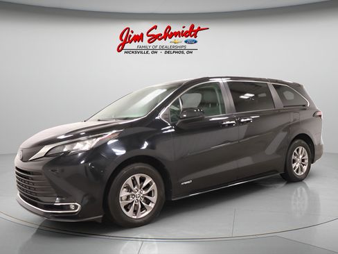 Used 2021 Toyota Sienna XLE FWD image 3