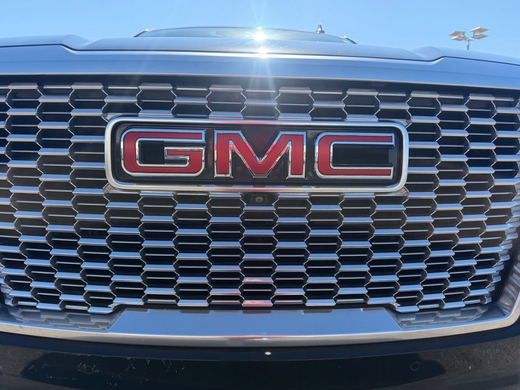 Used 2022 GMC Yukon Denali w/ Denali Premium Package AWD/4WD image 7