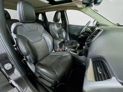 Used 2018 Jeep Cherokee Latitude Plus w/ Comfort/Convenience Group AWD/4WD image 23