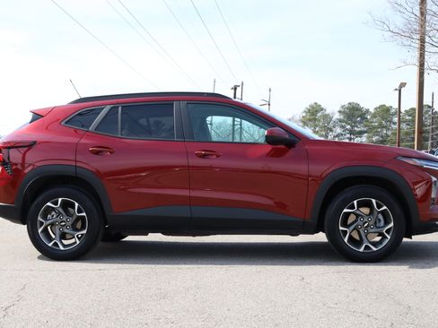 Used 2025 Chevrolet Trax LT w/ LT Convenience Package image 6