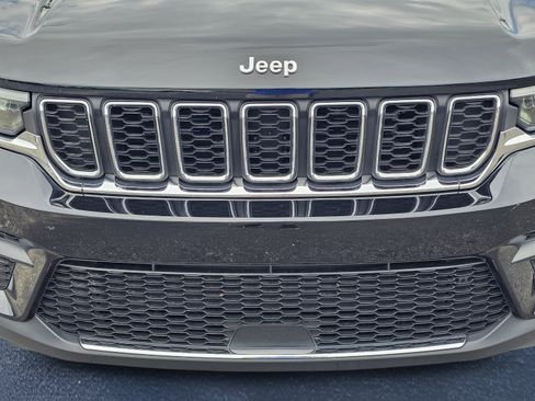 Used 2024 Jeep Grand Cherokee Laredo RWD image 3