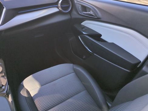 Used 2025 Chevrolet Trax LT w/ LT Convenience Package image 16