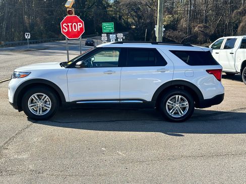 Used 2024 Ford Explorer XLT w/ Equipment Group 202A image 4