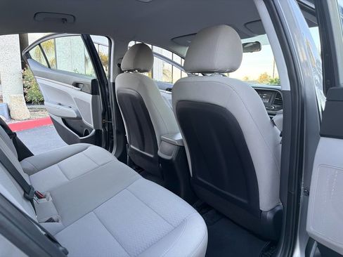 Used 2019 Hyundai Elantra SE image 20