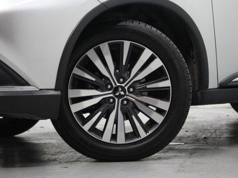 Used 2020 Mitsubishi Outlander SE image 3