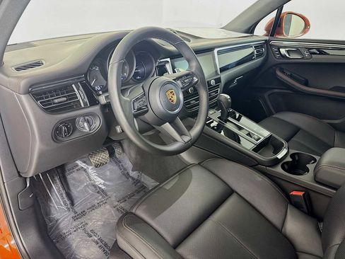 Certified 2025 Porsche Macan AWD/4WD image 4