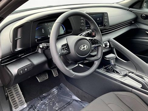 Used 2025 Hyundai Elantra Sport image 14