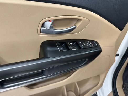 Used 2016 Kia Sedona LX w/ Option Group 020 FWD image 15