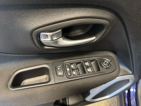 Used 2019 Jeep Renegade Latitude w/ Cold Weather Group AWD/4WD image 15