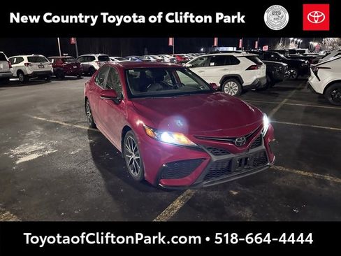 Used 2024 Toyota Camry SE image 1