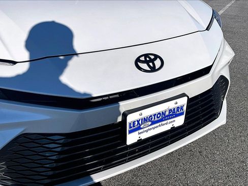 Used 2025 Toyota Camry XLE image 35