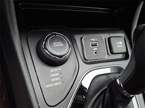Used 2019 Jeep Cherokee Limited image 24