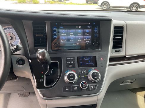 Used 2017 Toyota Sienna XLE w/ XLE Navigation Package AWD/4WD image 25