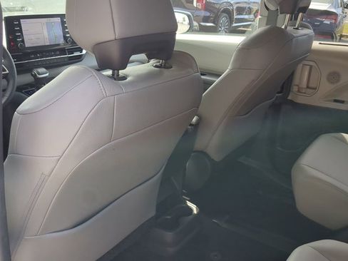 Used 2022 Toyota Sienna XLE image 17