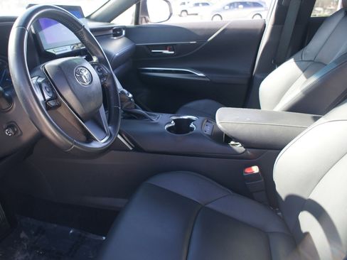 Used 2023 Toyota Venza XLE image 13