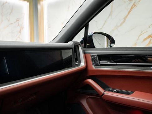 Used 2025 Porsche Cayenne S image 12