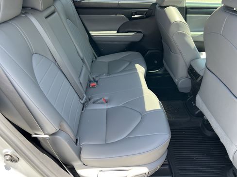 Used 2023 Toyota Highlander XLE FWD image 26