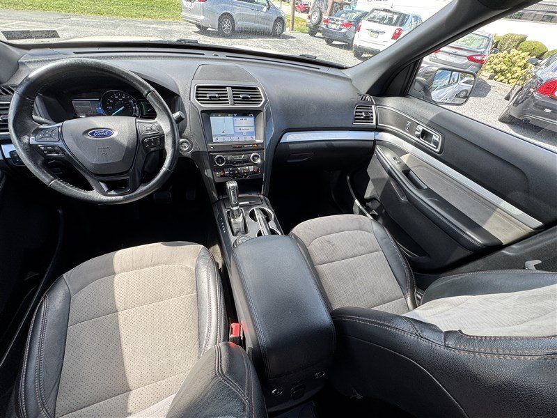 Used 2017 Ford Explorer XLT w/ Equipment Group 202A AWD/4WD image 9