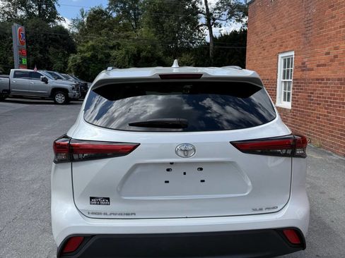 Used 2022 Toyota Highlander XLE image 3
