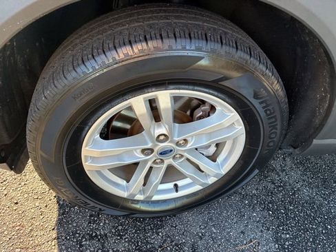 Used 2023 Ford Explorer XLT image 11