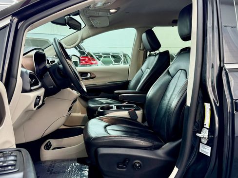 Used 2017 Chrysler Pacifica Touring-L w/ Tire & Wheel Group image 7