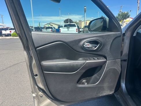 Used 2020 Jeep Cherokee Latitude AWD/4WD image 9