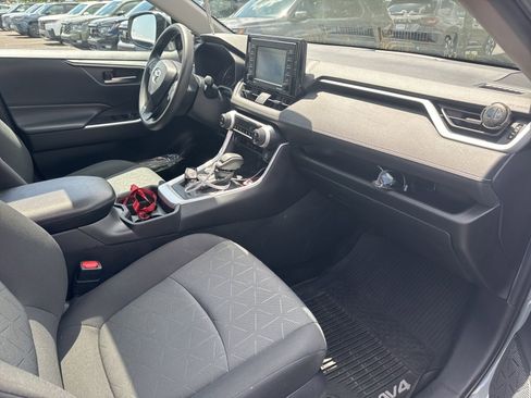 Used 2020 Toyota RAV4 XLE w/ Convenience Package image 12