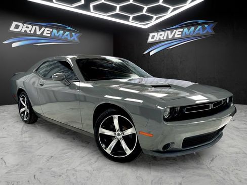 Used 2019 Dodge Challenger SXT RWD image 7