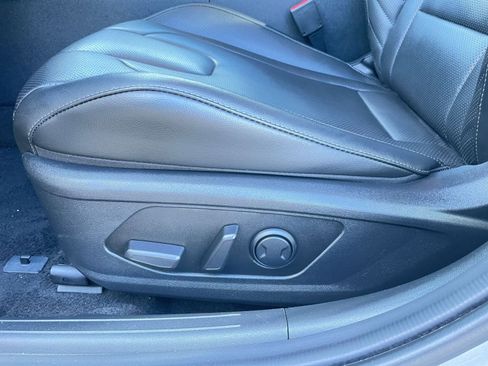 Used 2025 Hyundai Elantra Limited image 23