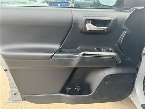 Used 2018 Toyota Tacoma TRD Sport image 13