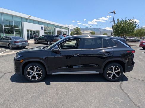 Used 2025 Volkswagen Tiguan SE image 8