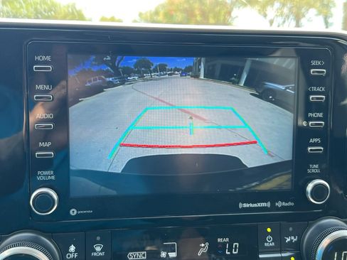 Used 2022 Toyota Highlander LE FWD image 20