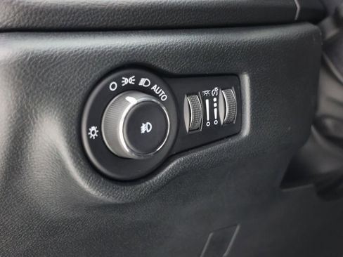 Used 2025 Chrysler Pacifica Select FWD image 22