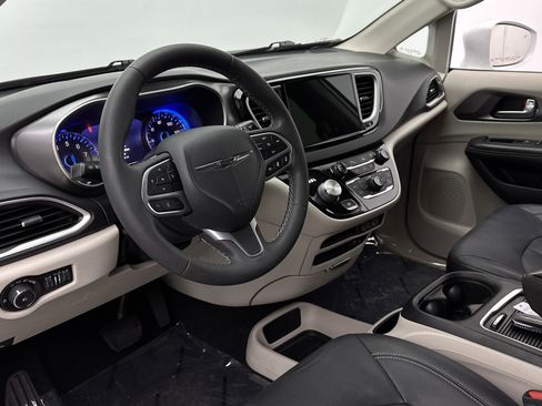 Used 2022 Chrysler Pacifica Touring-L FWD image 8