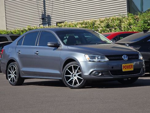 Used 2012 Volkswagen Jetta TDI FWD image 2