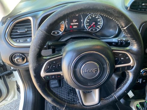 Used 2016 Jeep Renegade Latitude w/ Cold Weather Group FWD image 11